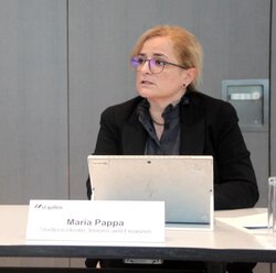Armin von Wehrden, Leiter Finanzen (links) und Stadtpräsidentin Maria Pappa bei der Präsentation des Budgets 2026. - 1